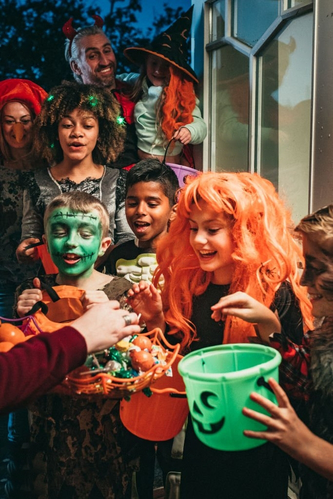 Poikien huoneessa tummanpunainen tuoli, vaaleanharmaa sävy 